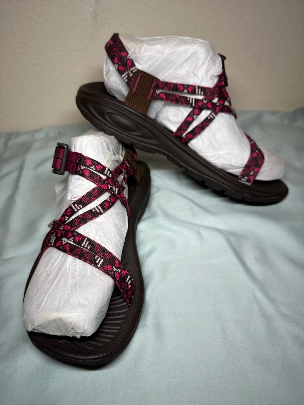 Cranberry Fuschia Textile Strappy CHACO Slingback Sandals w/Tiny Heart Pattern 8